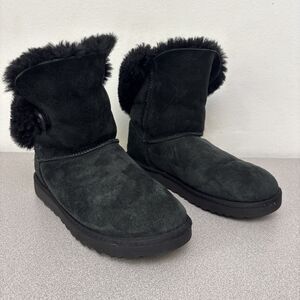UGG Mini Bailey Women’s Size 8 Button Black Sheepskin Shearling Boots EUC